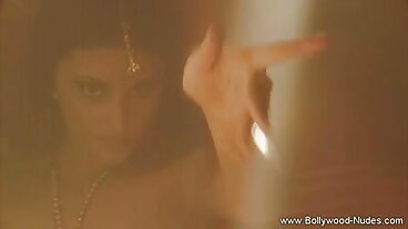 لمبے بالوں کے ساتھ خوبصورت Aila ڈونووین سے خالص ممنوع